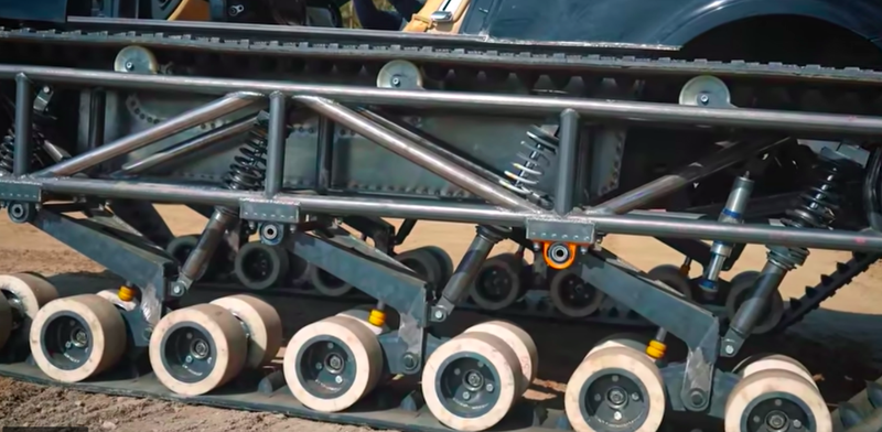 Illustration for article titled The Way These Russian Mechanics Built This Bentley 'Ultratank' Is Utterly Fascinating